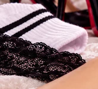 Chaussettes douces posées sur un lit